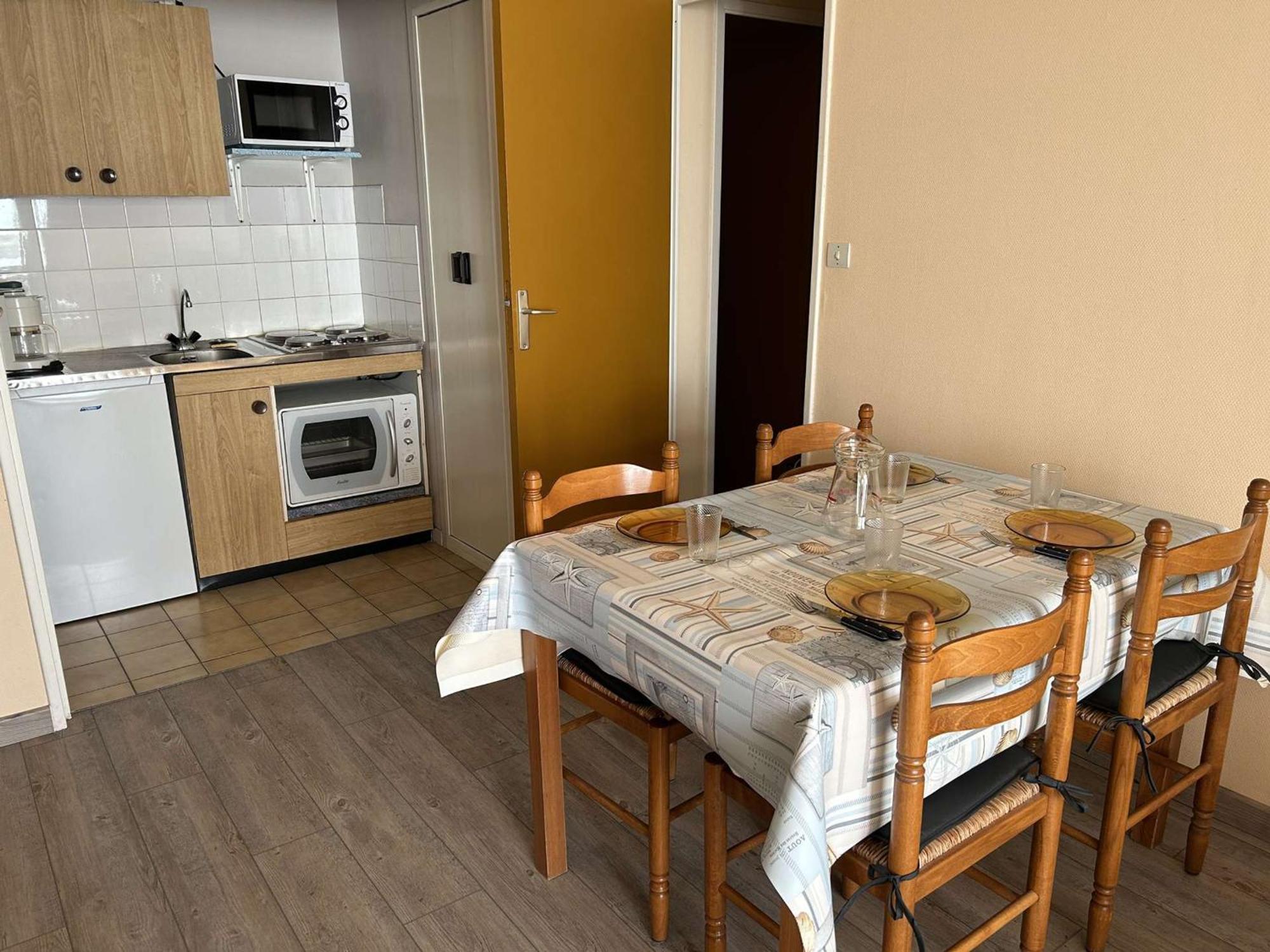 Appartement 2 Pieces Avec Balcon Et Parking A Saint-Gilles-Croix-De-Vie - Fr-1-224-39 Exteriör bild